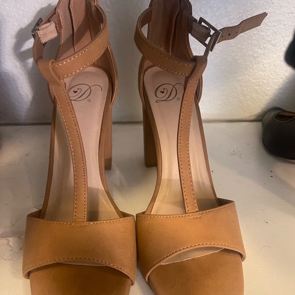 Sandales Heart In D Femme Taille US 8 (9) - Beige, Cuir Verni, Occasion Très Bon état